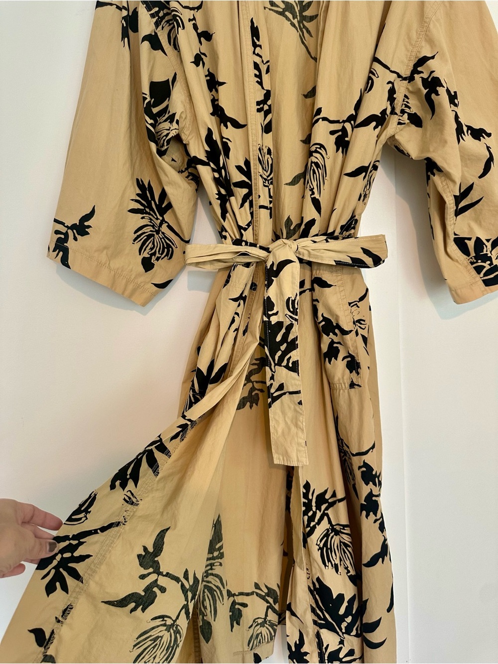 Four Seasons Resort Hualalai Hawaii Floral Kimono Robe Tan Black - Large